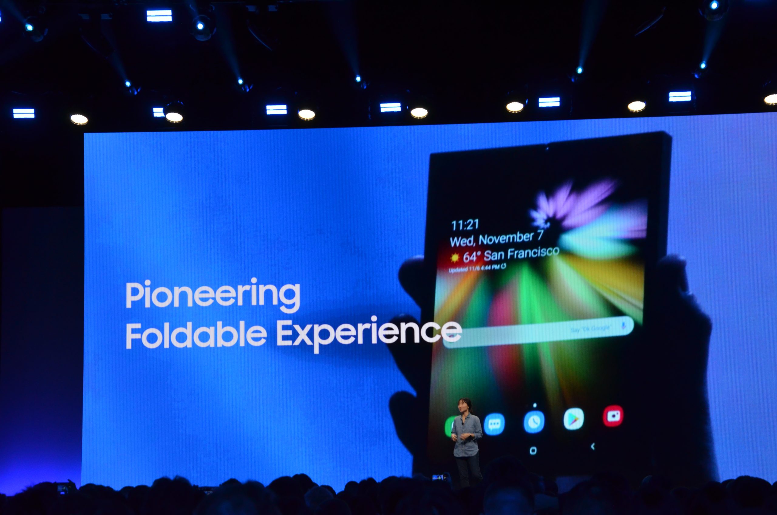The Unfolding Of a New Dimension of Mobile Display  with Samsung